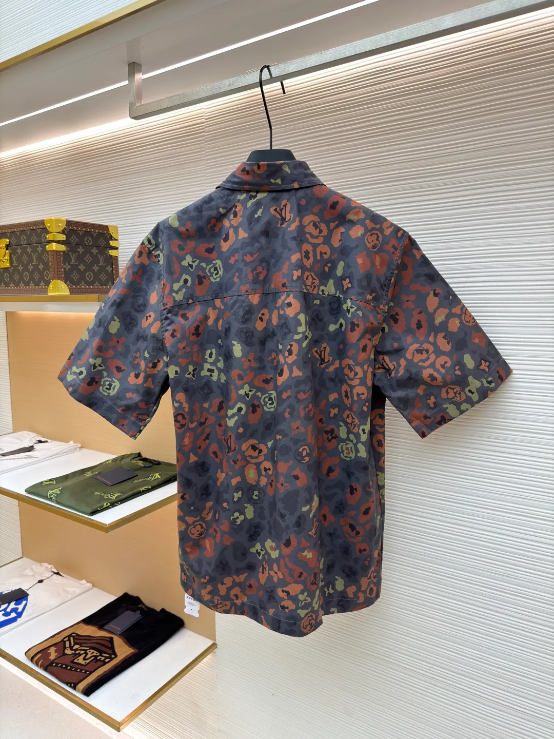 LOUIS VUITTON printed short-sleeved work shirt ●Original version: Purchased and developed for 12000 ●Item number: 1681018-A35 ●Fabric: cotton poplin fabric ●Technology: digital direct printing ●Version: fitted version ●Weight: about 270 grams ●Size: S-M-L-XL ●Description: This short-sleeved shirt is made of cotton poplin with a leopard-style camouflage pattern, and Monogram is combined with rich tones. Blend into it, exuding the rockabilly vibe of the Fall/Winter 2025 show. Patch pockets and glossy buttons accentuate workwear details, adding urban flair to everyday looks. The overall wiring is straight and delicate, the fabric is comfortable and soft, and the color is consistent without color difference. It can be matched with the same style to create a fashionable look and control various occasions. Customized accessories, complete with three standards, same style for men and women!
